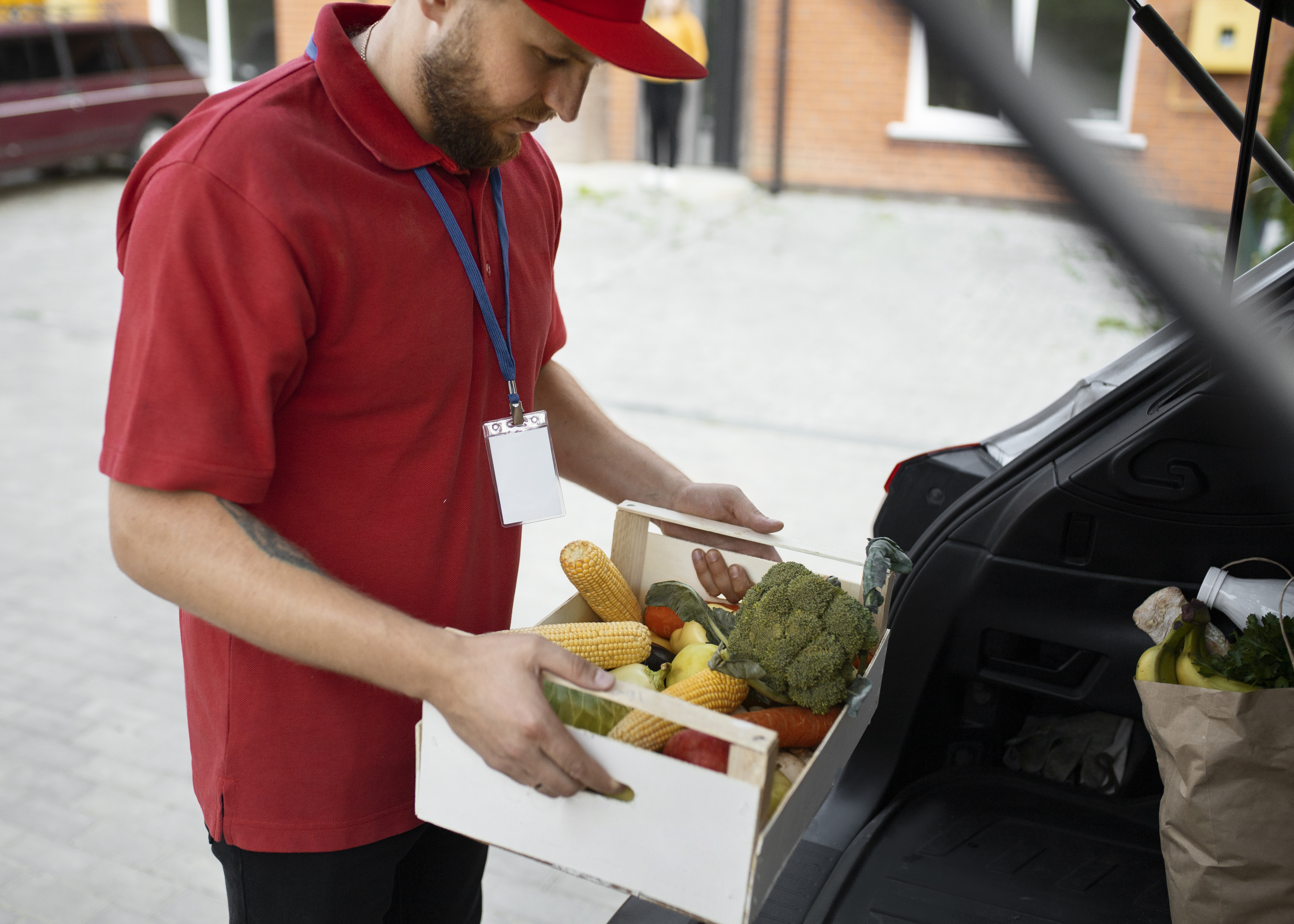 courier-delivering-groceries-home